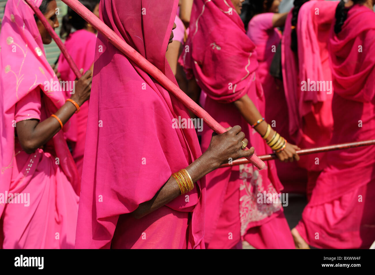 India fino città Banda , rally del movimento delle donne Gulabi gang con il suo leader Sampat Pal Devi, le donne in rosa sari lotta contro la violenza contro le donne Foto Stock