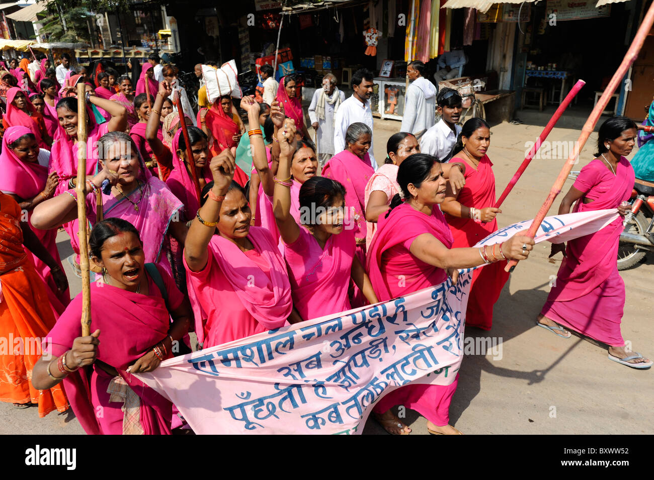 India fino città Banda , rally del movimento delle donne Gulabi gang con il suo leader Sampat Pal Devi, le donne in rosa sari lotta contro la violenza contro le donne Foto Stock