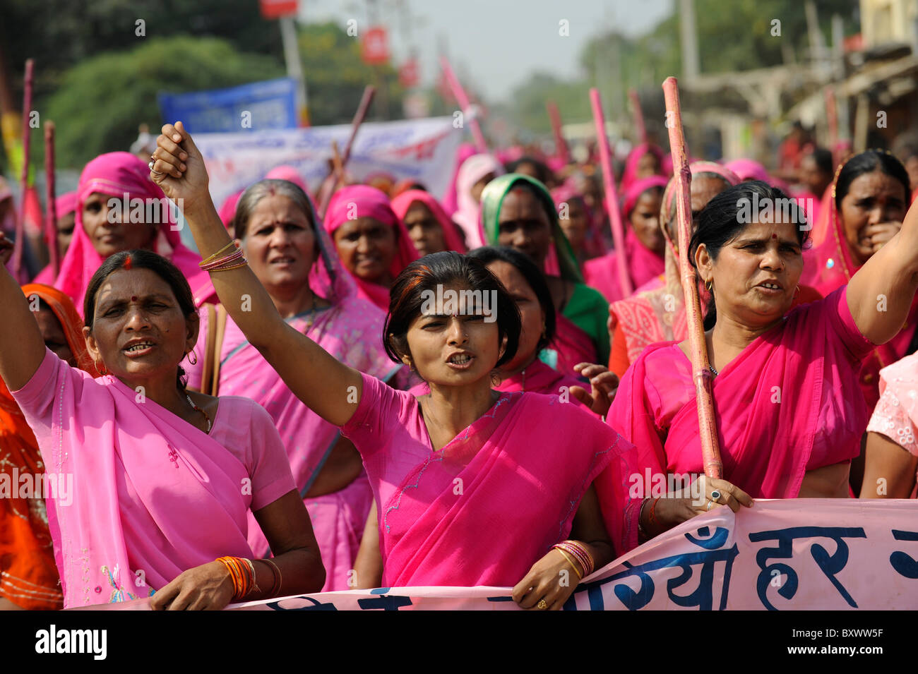 India fino città Banda , rally del movimento delle donne Gulabi gang con il suo leader Sampat Pal Devi, le donne in rosa sari lotta contro la violenza contro le donne Foto Stock