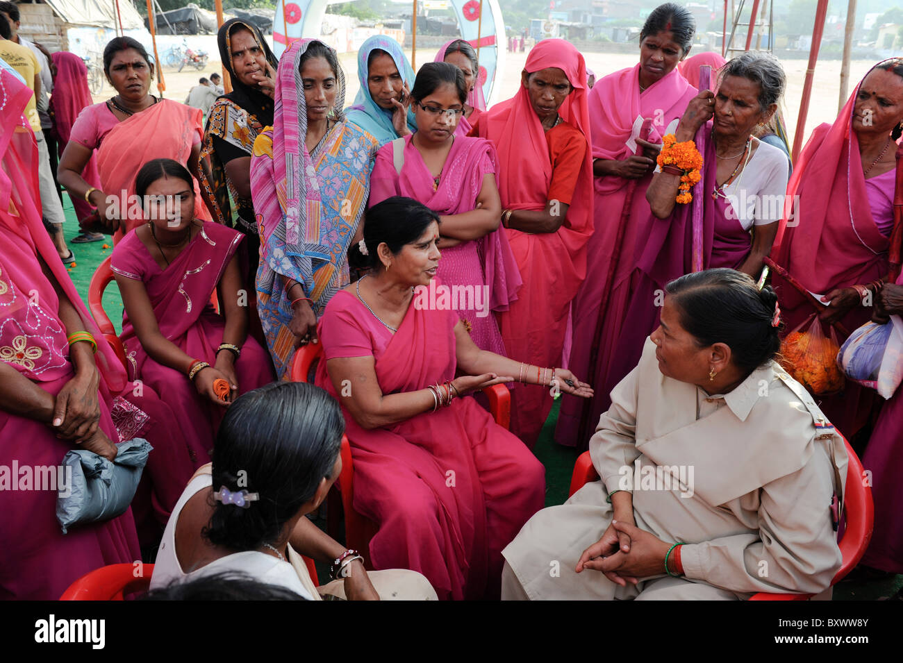 India fino città Banda , rally del movimento delle donne Gulabi gang con il suo leader Sampat Pal Devi, le donne in rosa sari lotta contro la violenza contro le donne Foto Stock