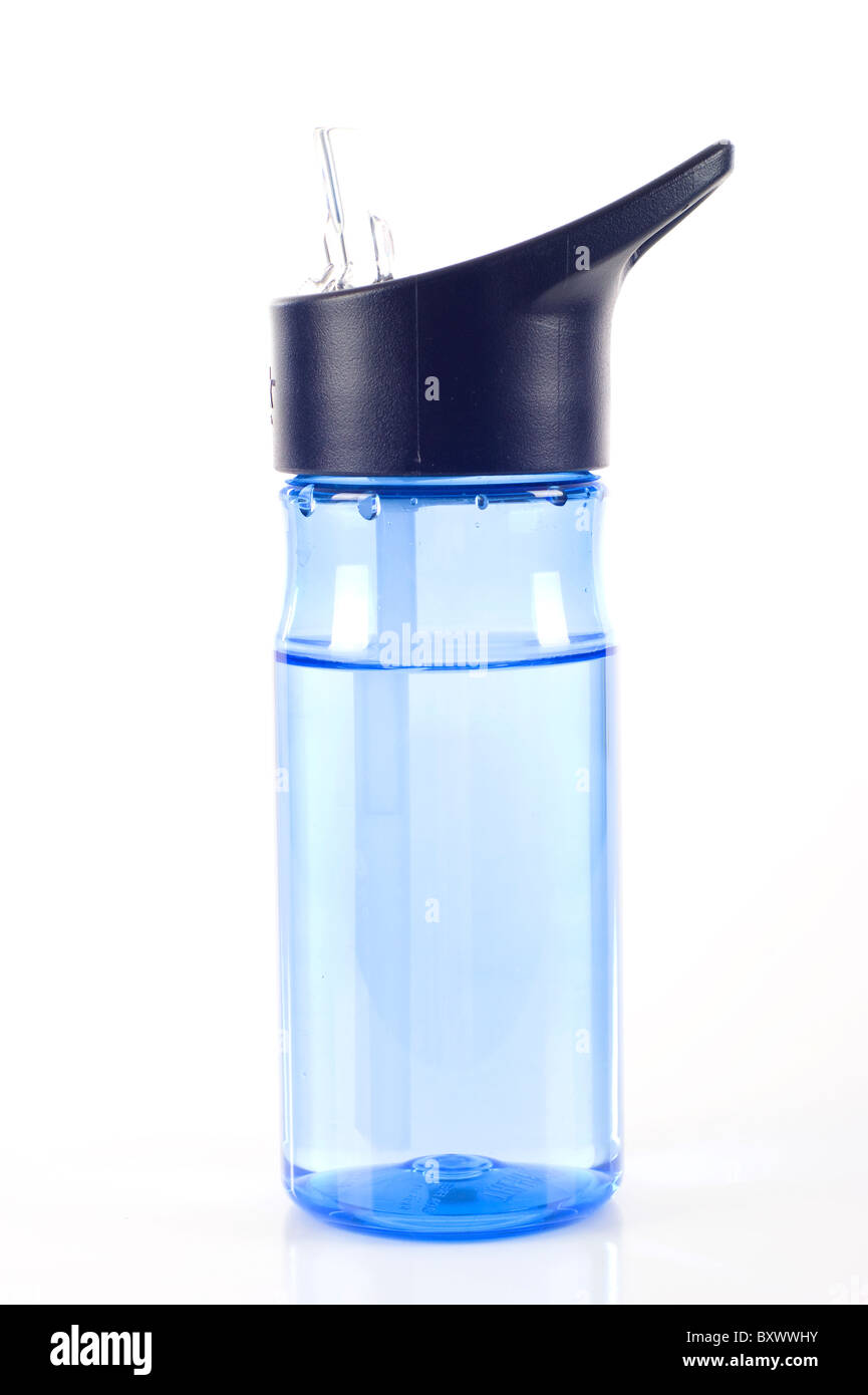 Bottiglia blu acqua sorgiva - Isolato su uno sfondo bianco Foto Stock