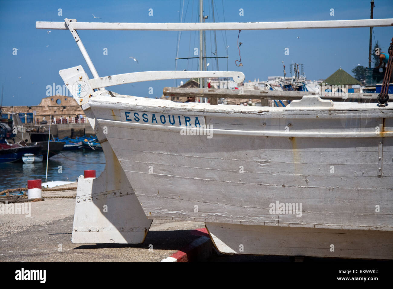 Barca bianca a terra nel porto di Essaouira, Marocco, Africa del Nord Foto Stock