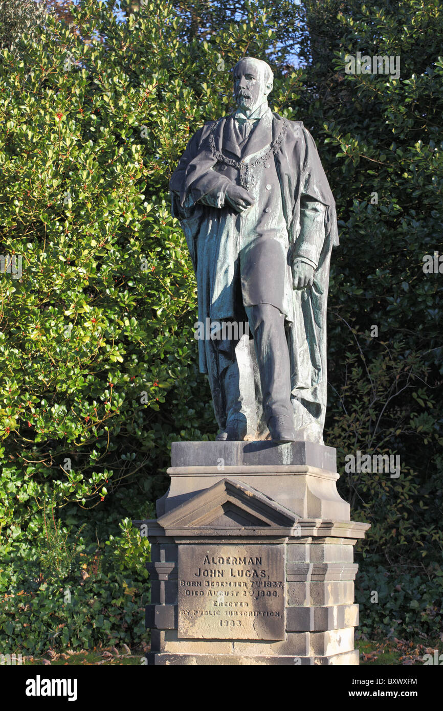 Una statua di bronzo di assessore John Lucas in Saltwell Park, Gateshead, England, Regno Unito Foto Stock