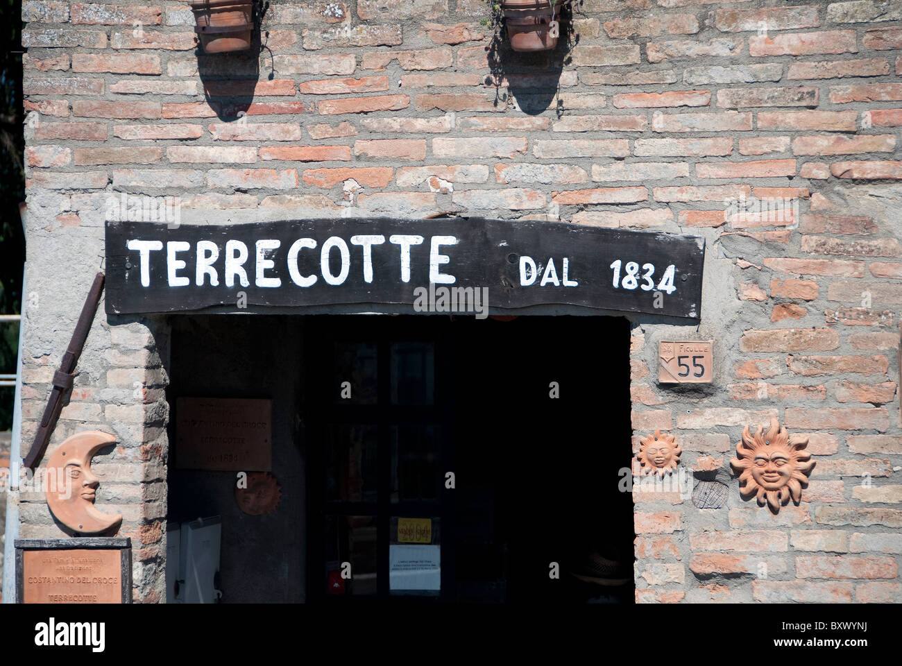 Segno per negozio di ceramiche fin dal 1834: Terrecotte (plurale di terracotta), nella città umbra di Ficule, Italia Foto Stock