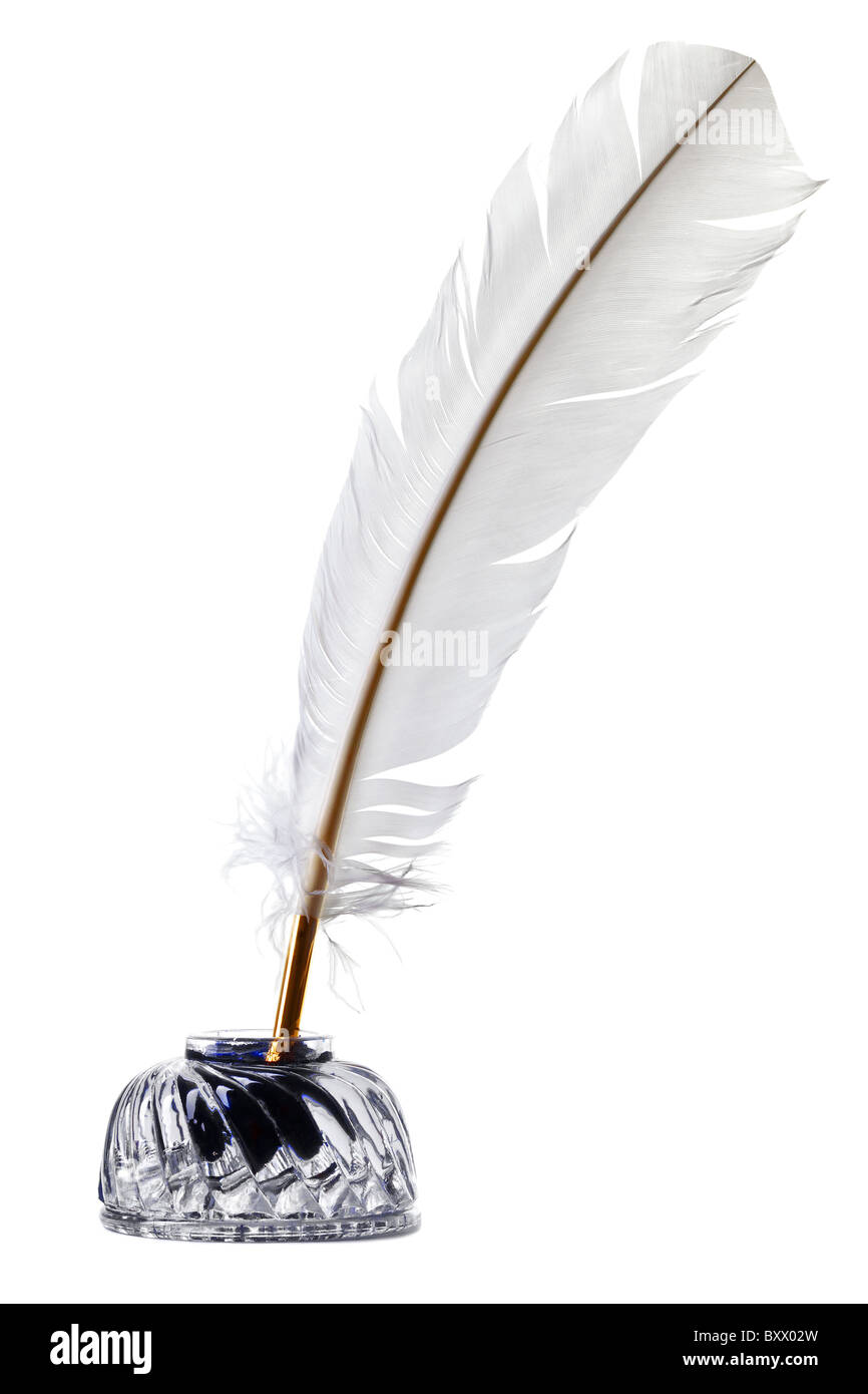 Foto di Bianca Cappello di piume e penne inkwell vetro isolato su uno sfondo bianco. Foto Stock