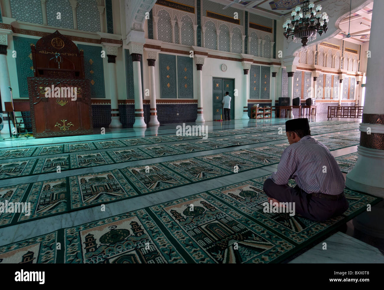 L'uomo prega moschea Baturrahman, Banda Aceh Foto Stock