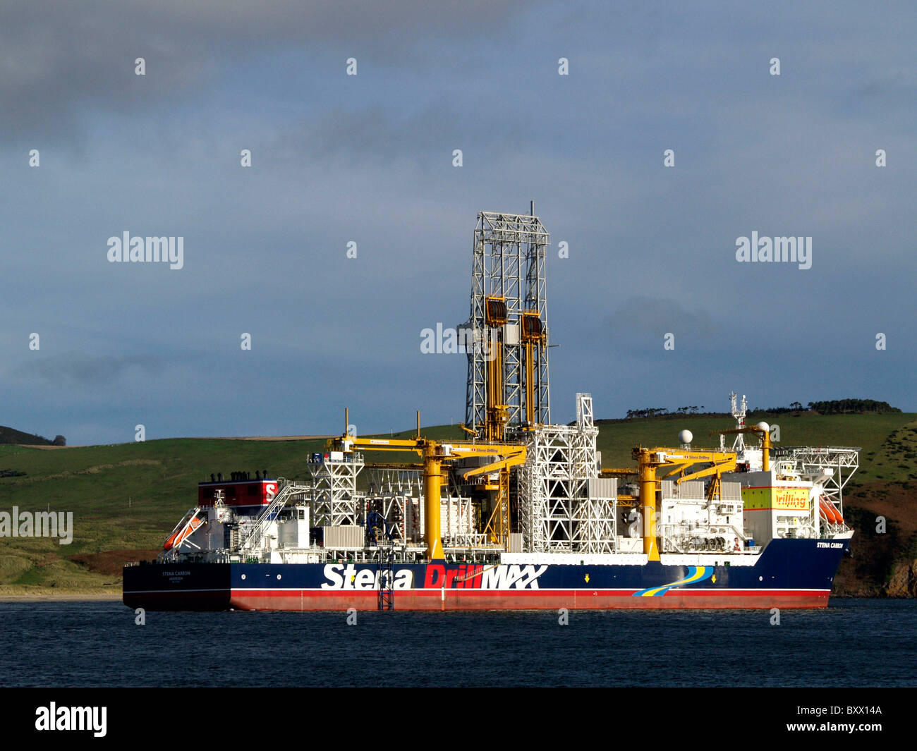 Il Drillship Stena Carron lasciando il Cromarty Firth, sulla rotta per trapanare deepwater pozzi di petrolio nelle acque in prossimità della Groenlandia. Foto Stock