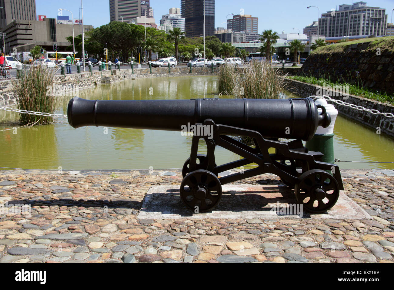 Il cannone al di fuori del Castello di Buona Speranza, Cape Town, Sud Africa. Costruito 1666 Foto Stock