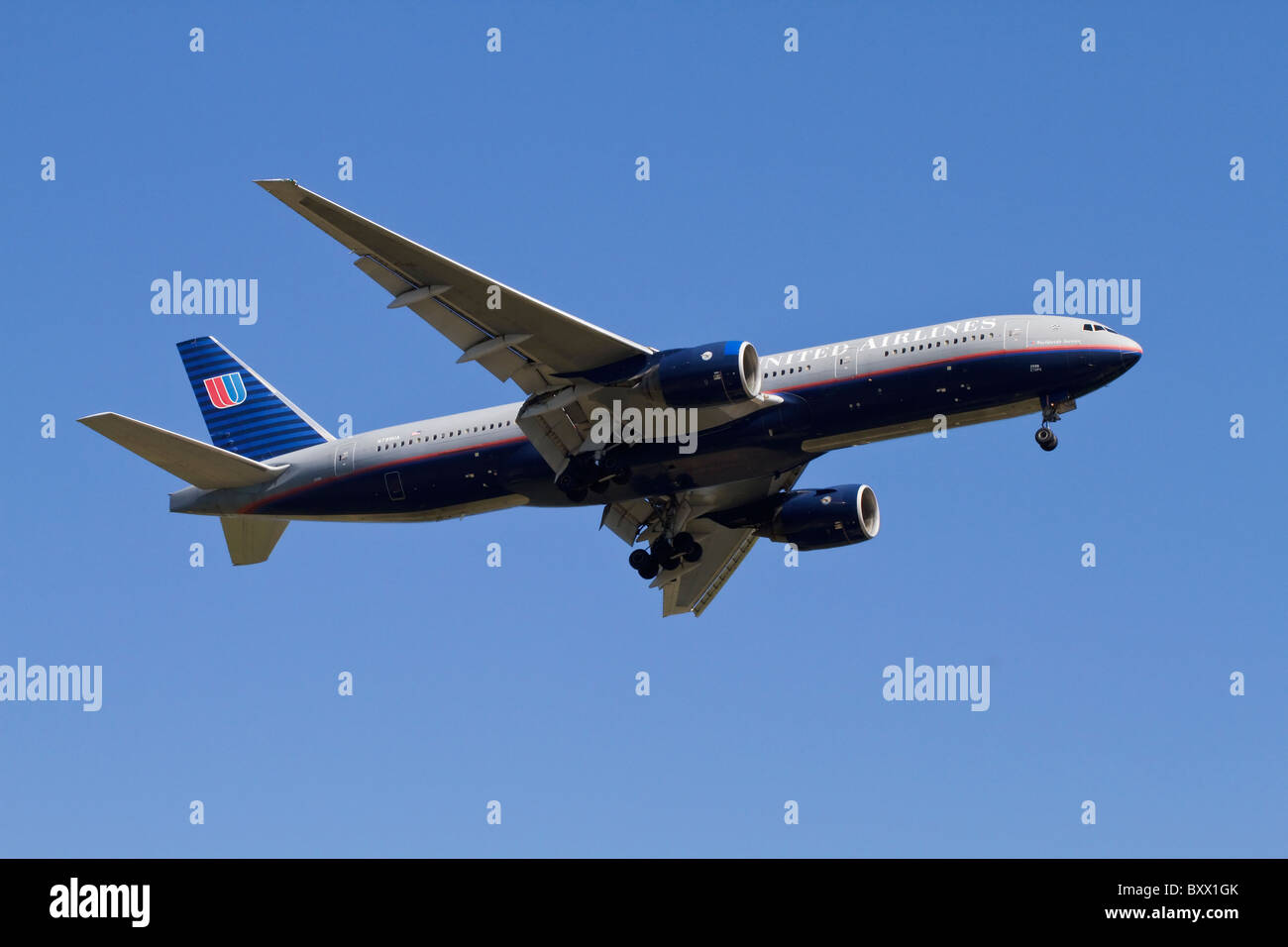 Un Boeing B777 della compagnia aerea americana uniti su approccio finale Foto Stock