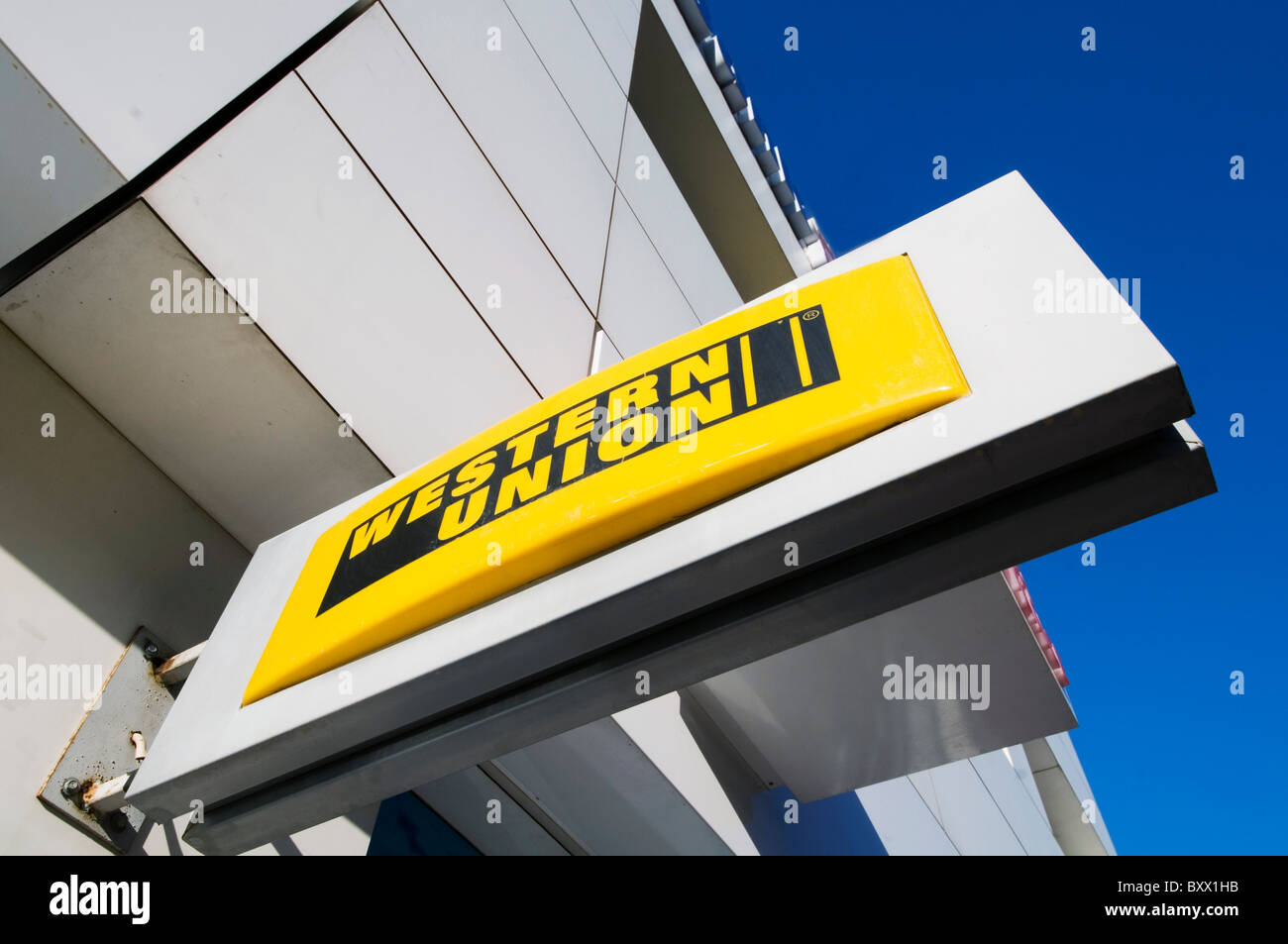 Servizio trasferimento di denaro di Western Union società finanziaria il trasferimento di contanti frodi su Internet Foto Stock