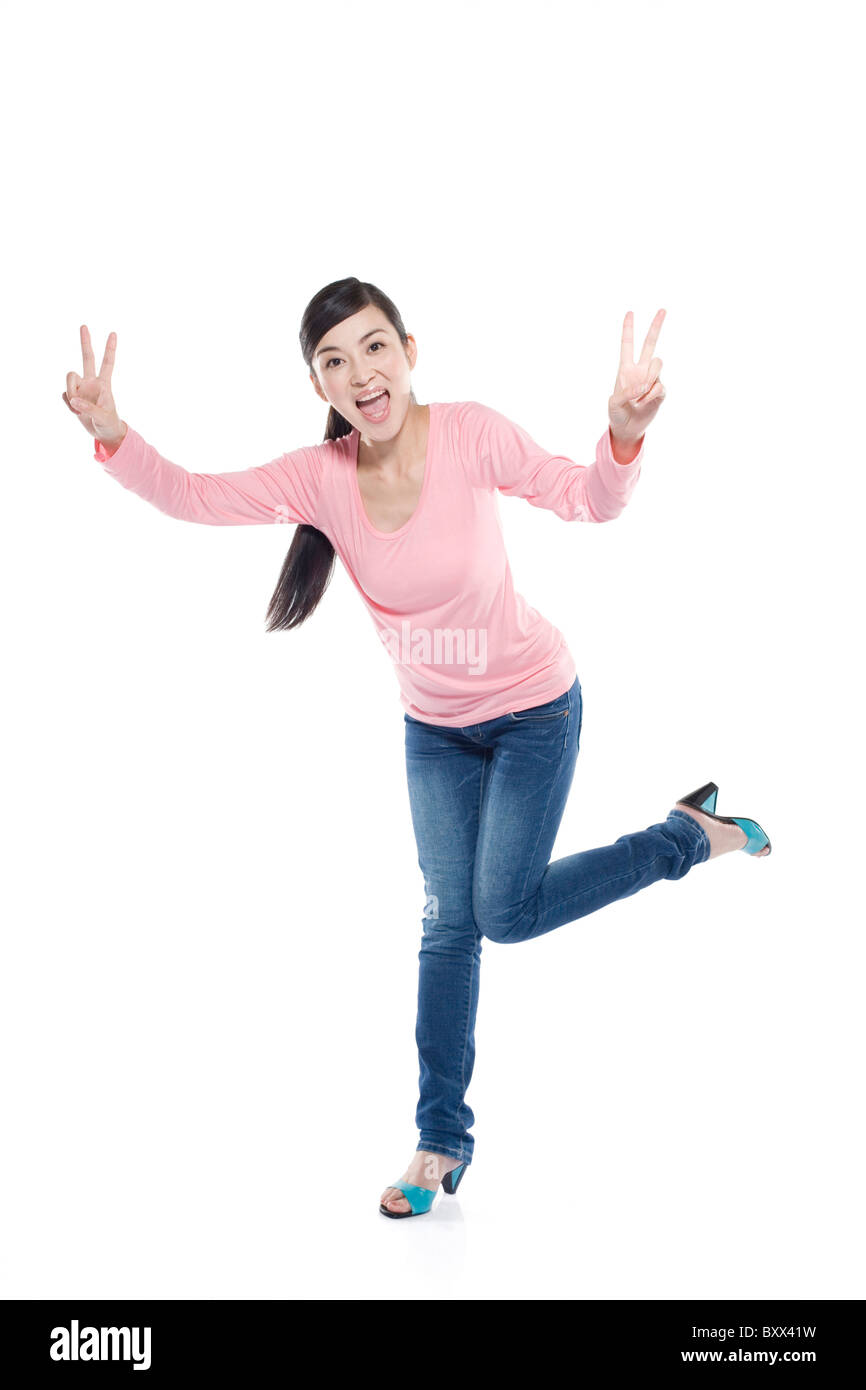 Donna in piedi su una gamba Foto Stock