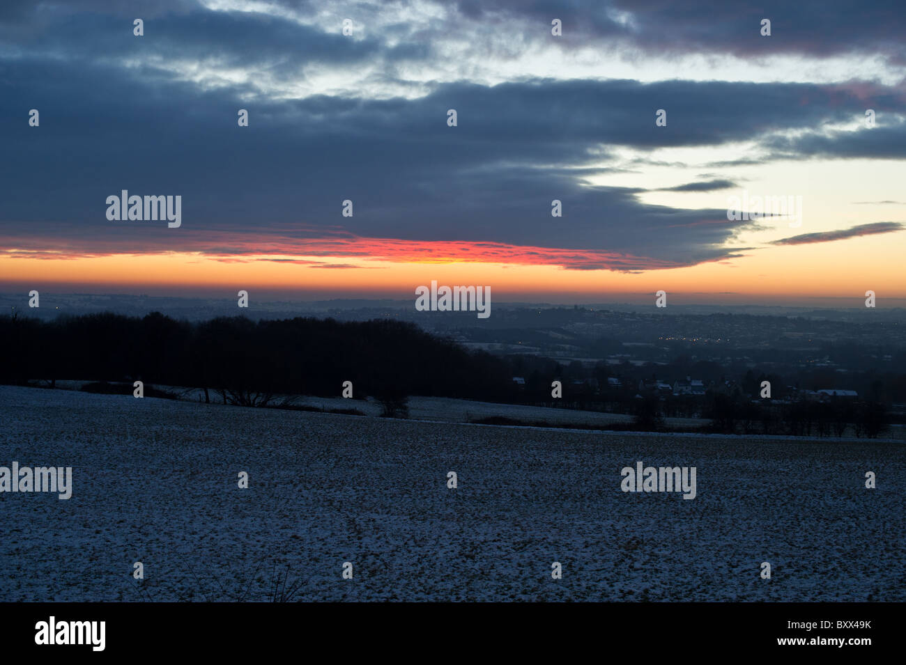 Nevoso inverno tramonto da Kimberley in Nottingham Shire guardando fuori oltre il Derbyshire Foto Stock