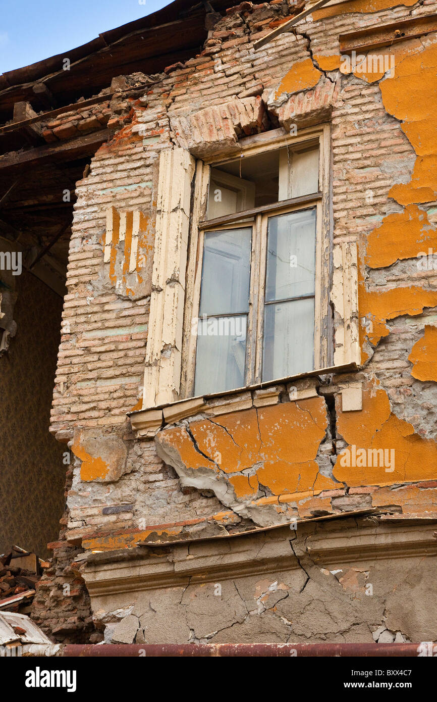 Collassare fatiscenti vecchio edificio a Tbilisi città vecchia, Kala, Georgia. JMH4001 Foto Stock