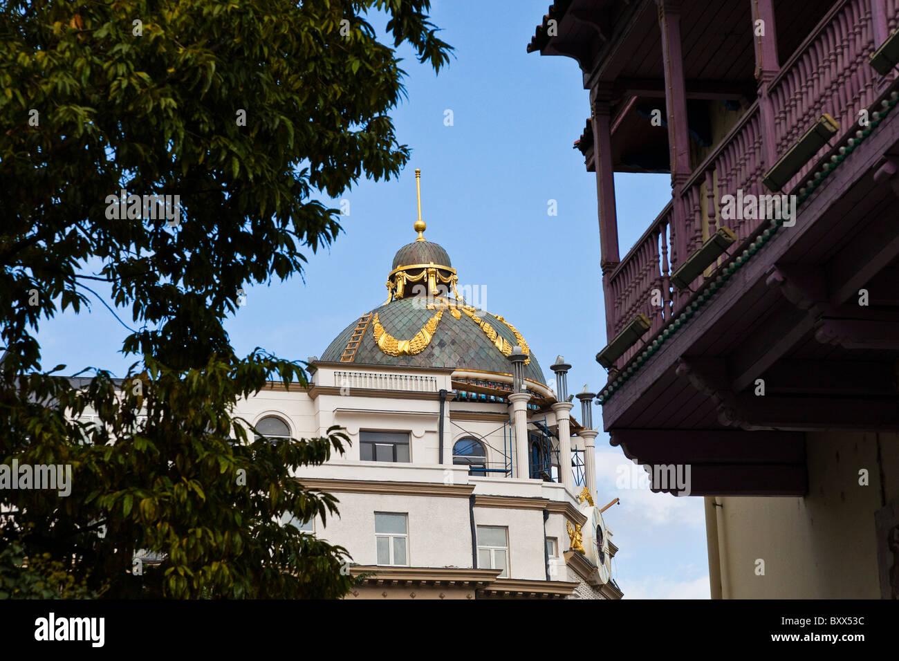 Legno intagliato edificio balconied a Tbilisi città vecchia, Kala, Georgia. JMH4010 Foto Stock