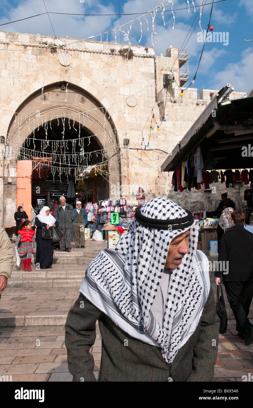 Palestinesi di entrare nella Città Vecchia attraverso la porta di Damasco. Gerusalemme Foto Stock