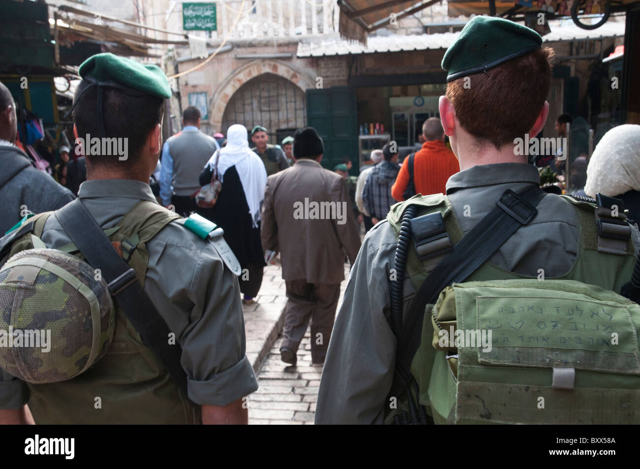 Due pattuglia di confine soldati a piedi in strada sof la Città Vecchia. Gerusalemme Foto Stock