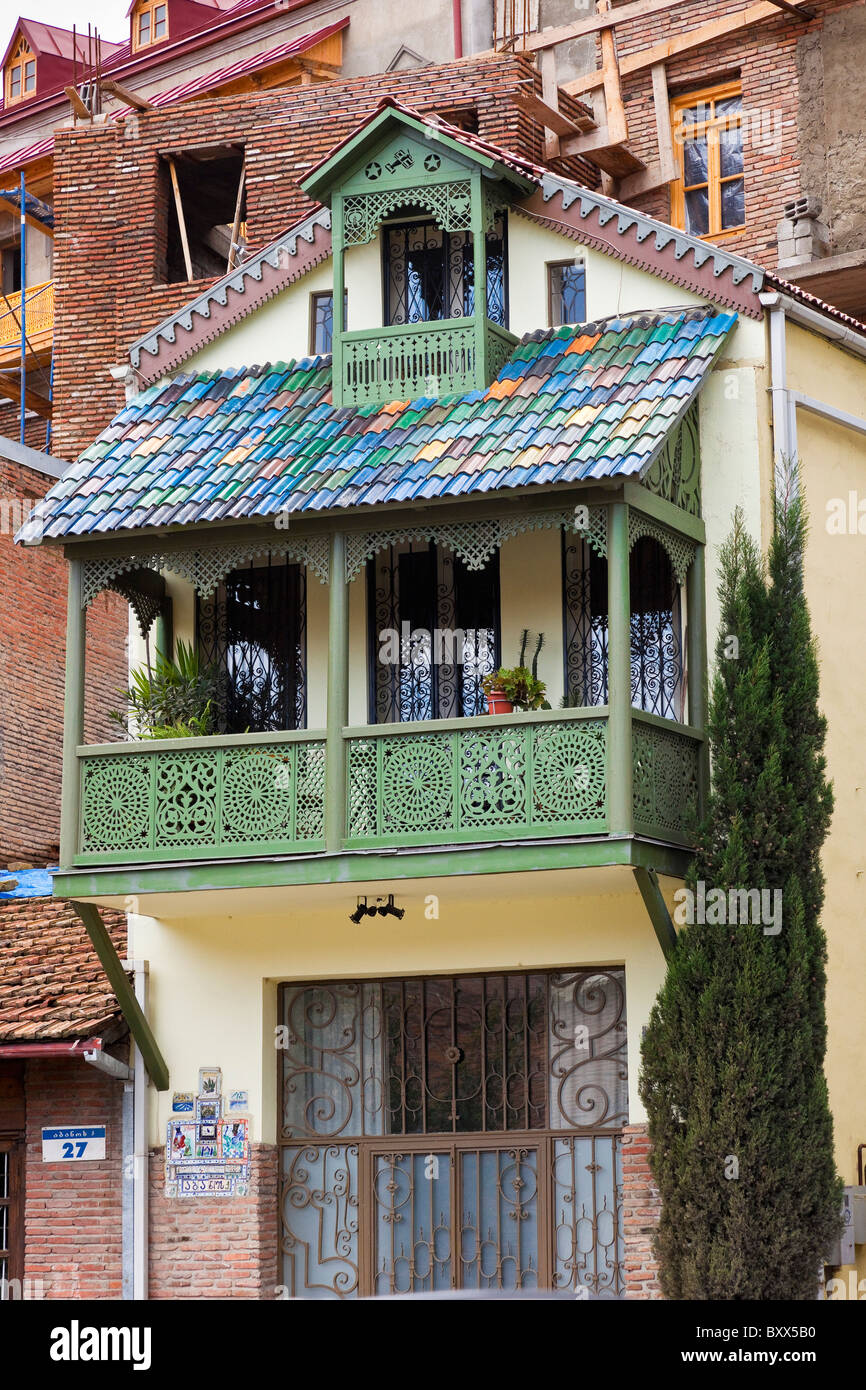 Legno intagliato casa balconied a Tbilisi città vecchia, Kala, Georgia. JMH4014 Foto Stock
