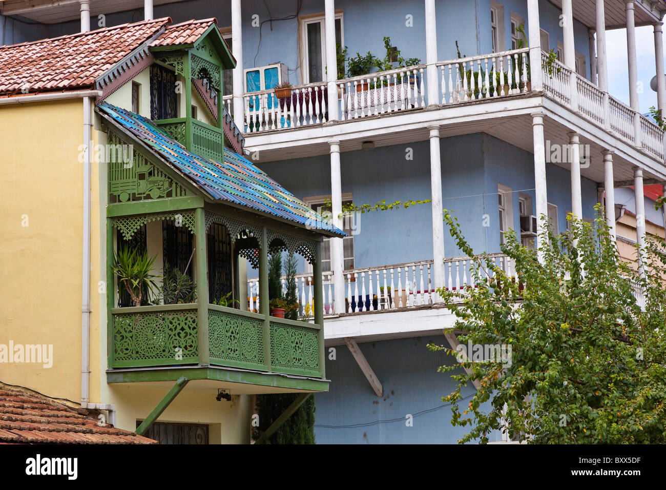 Legno intagliato case balconied a Tbilisi città vecchia, Kala, Georgia. JMH4015 Foto Stock
