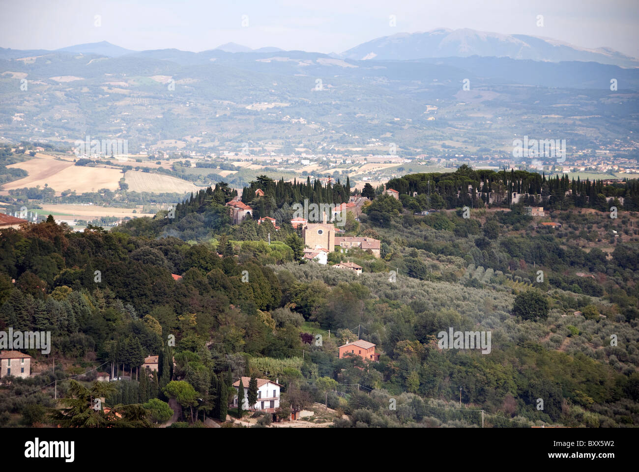 La vista da Perugia, Umbria, Italia verso il monte Subasio e Assisi Foto Stock