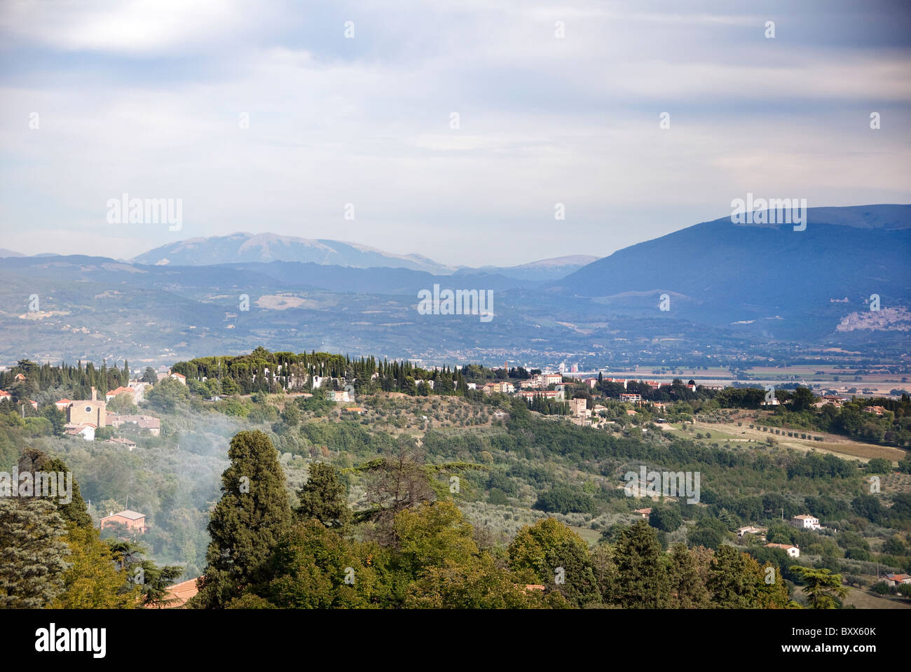 La vista da Perugia, Umbria, Italia verso il monte Subasio e Assisi Foto Stock
