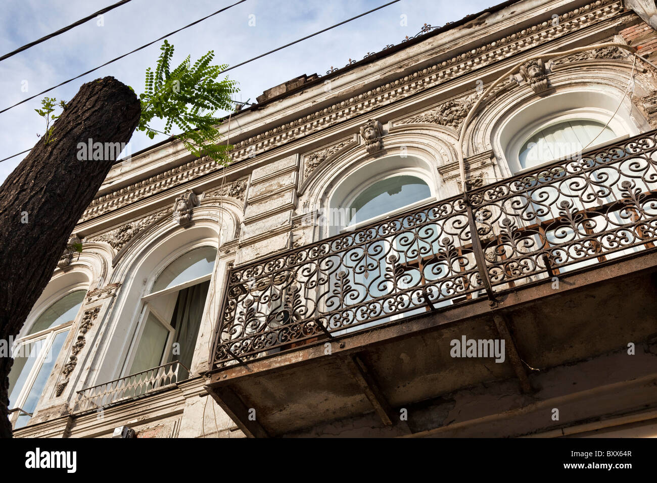 Ferro battuto balconied edificio a Tbilisi città vecchia, Kala, Georgia. JMH4023 Foto Stock