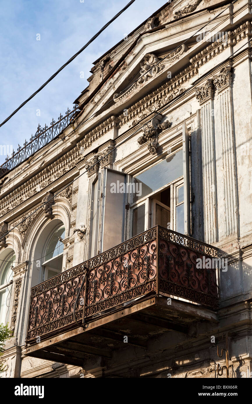 Ferro battuto balconied edificio a Tbilisi città vecchia, Kala, Georgia. JMH4024 Foto Stock