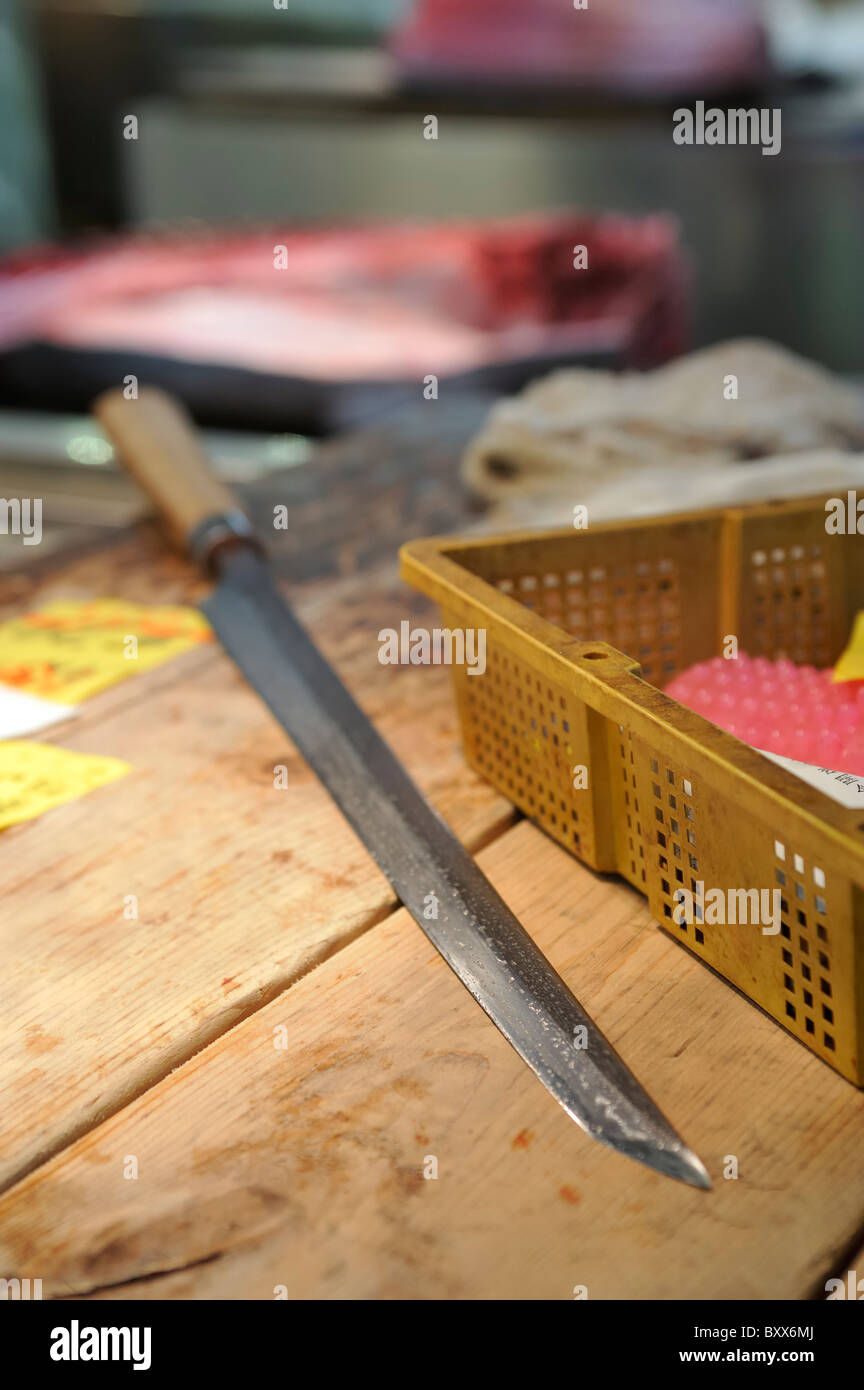 Lungo il tonno, il coltello di taglio, il Mercato del Pesce di Tsukiji,  Tokyo, Giappone Foto stock - Alamy
