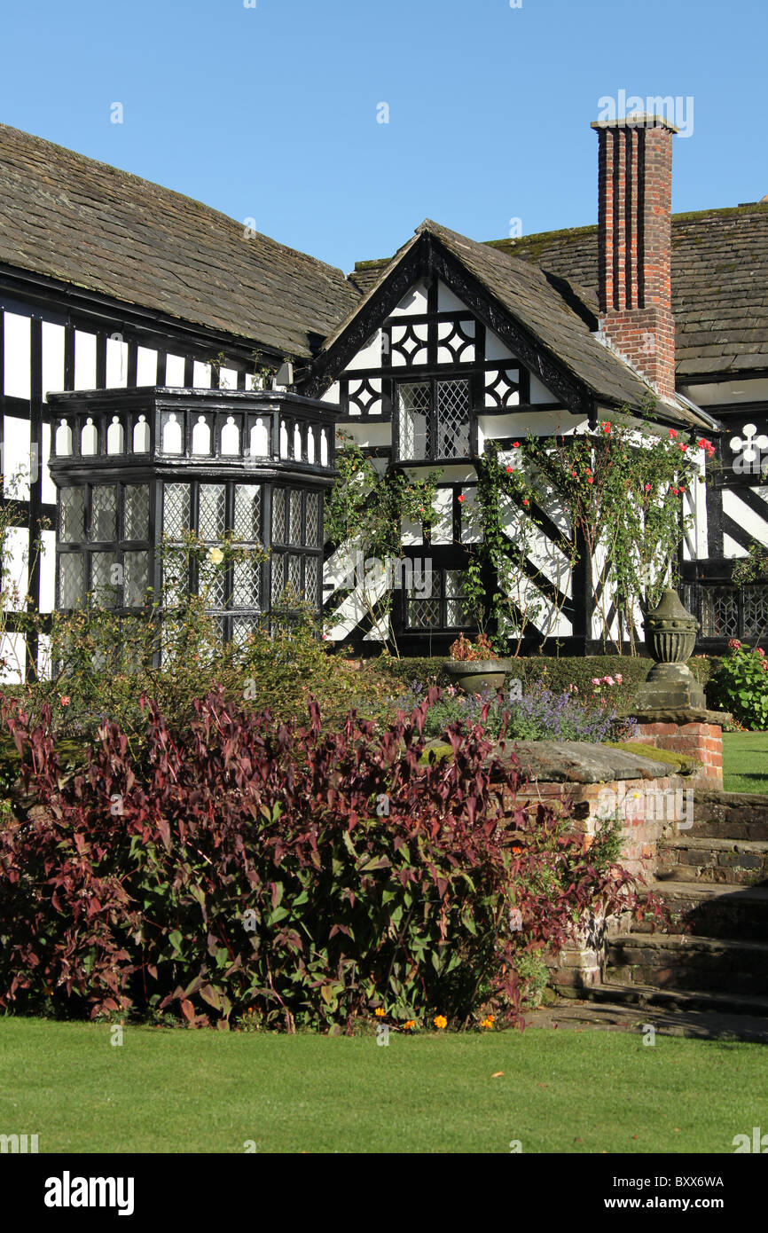 Gawsworth Old Hall, Inghilterra. Veduta autunnale di Gawsworth giardino con Gawsworth Old Hall in background. Foto Stock