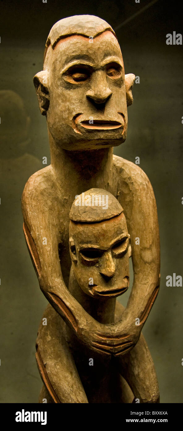 Morther e bambino Asmat Papua Nuova Guinea Indonesia museo arte artigianale Foto Stock