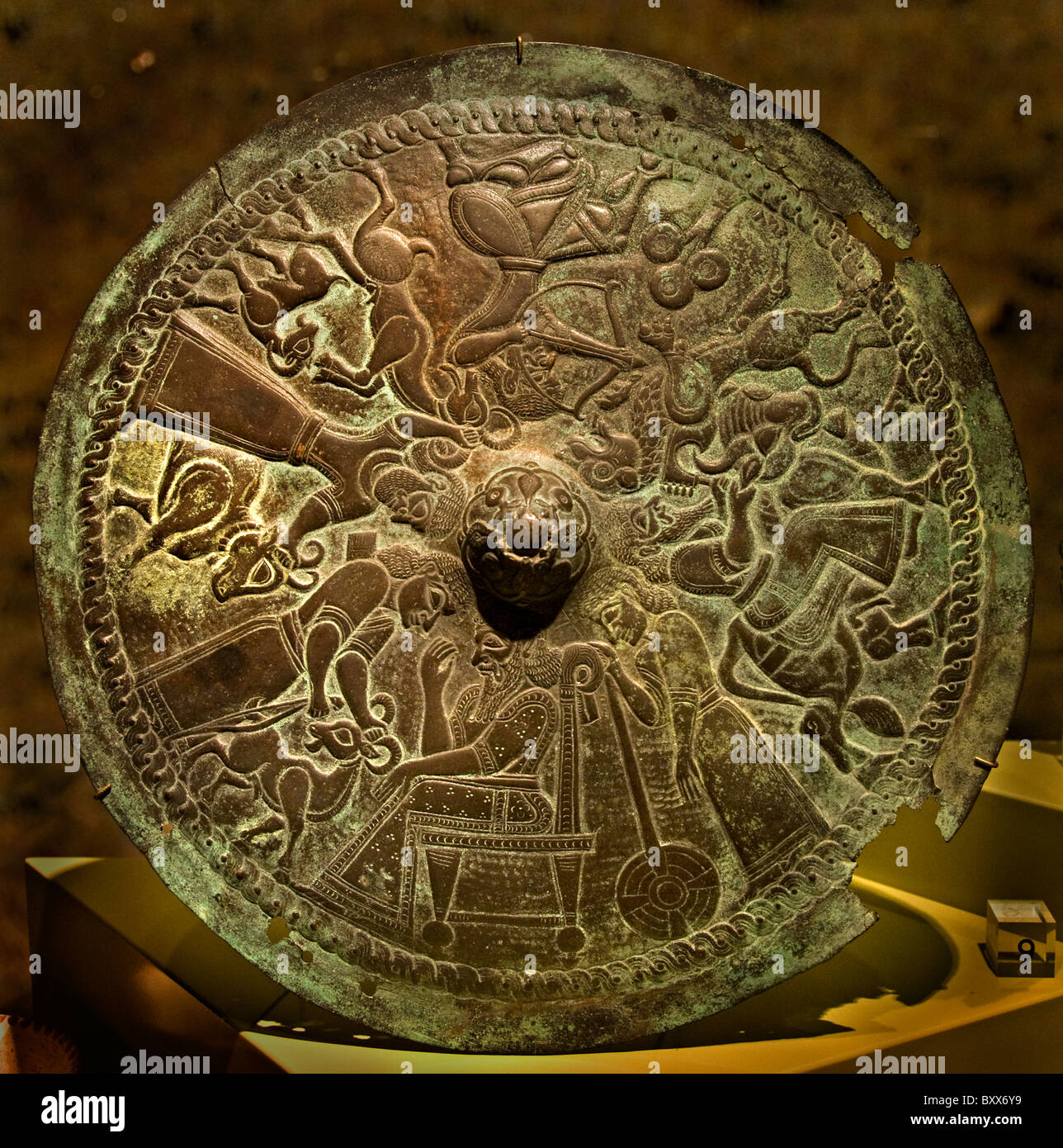 Luristan Lorestān Iran 1000 BC piastra di schermo vivace scena di caccia archer lion bull piastra di schermatura Foto Stock