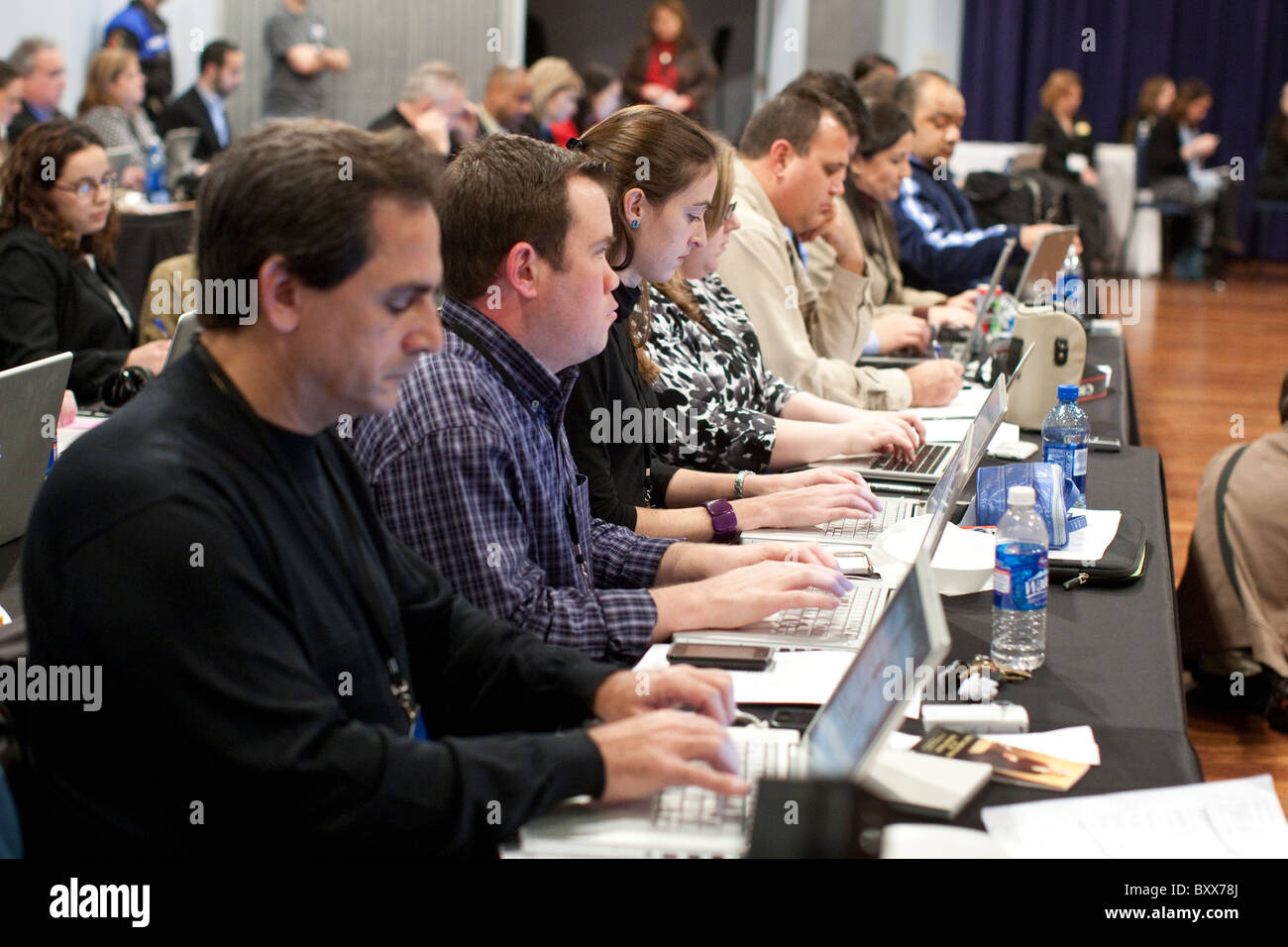 I membri dei media watch e storie di file su un dibattito tra i candidati per la nomina repubblicana per il governatore del Texas Foto Stock