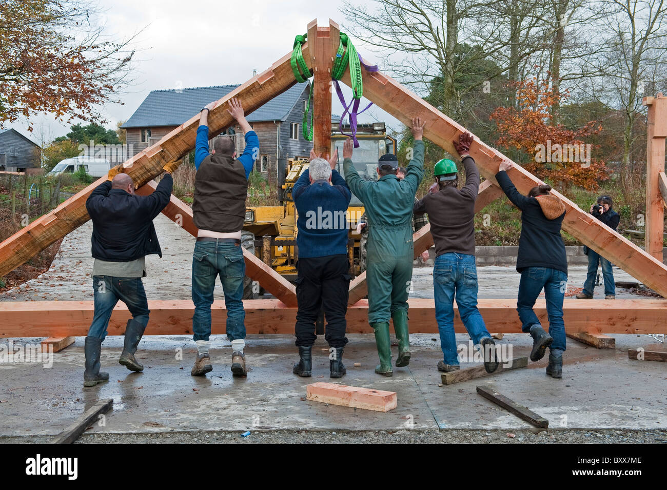 La costruzione di una tradizionale struttura di legno fienile in Radnorshire, UK. Sollevare una delle capriate in legno Foto Stock