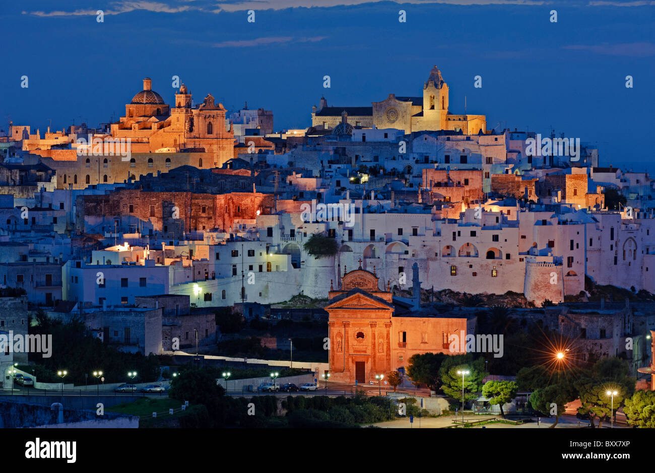 Ostuni al crepuscolo, Puglia, Italia Foto Stock