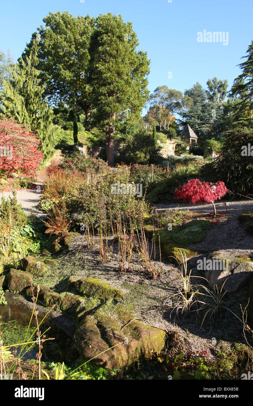 Ness Botanic Gardens, Inghilterra. Veduta autunnale di Ness Botanic Gardens giardino di roccia. Foto Stock