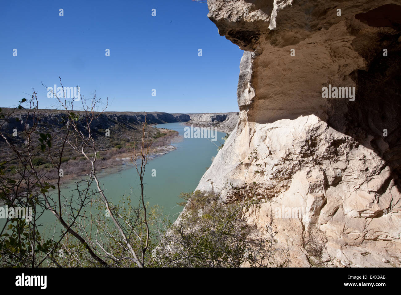 Vista sul fiume Rio Grande, la frontiera tra gli Stati Uniti e il Messico, dalla scogliera sul lato del Texas in stato di Coahuila Foto Stock