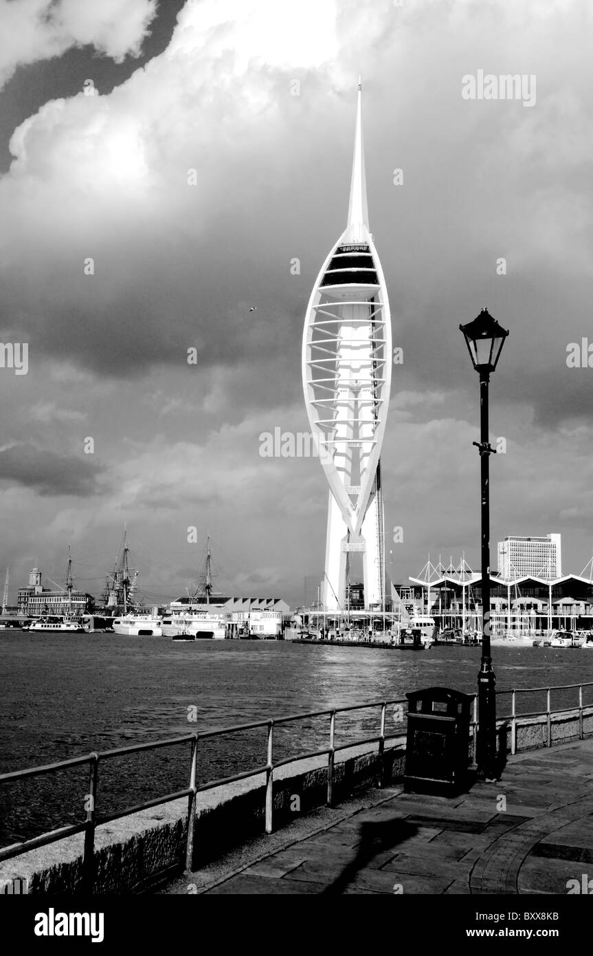 Spinnaker Tower presso il porto di Portsmouth Foto Stock