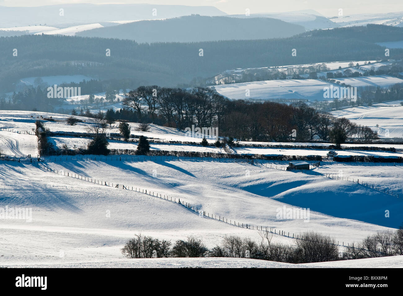 Paesaggio Radnorshire in inverno, guardando attraverso il fieno di bluff e la montagna nera in Galles Foto Stock