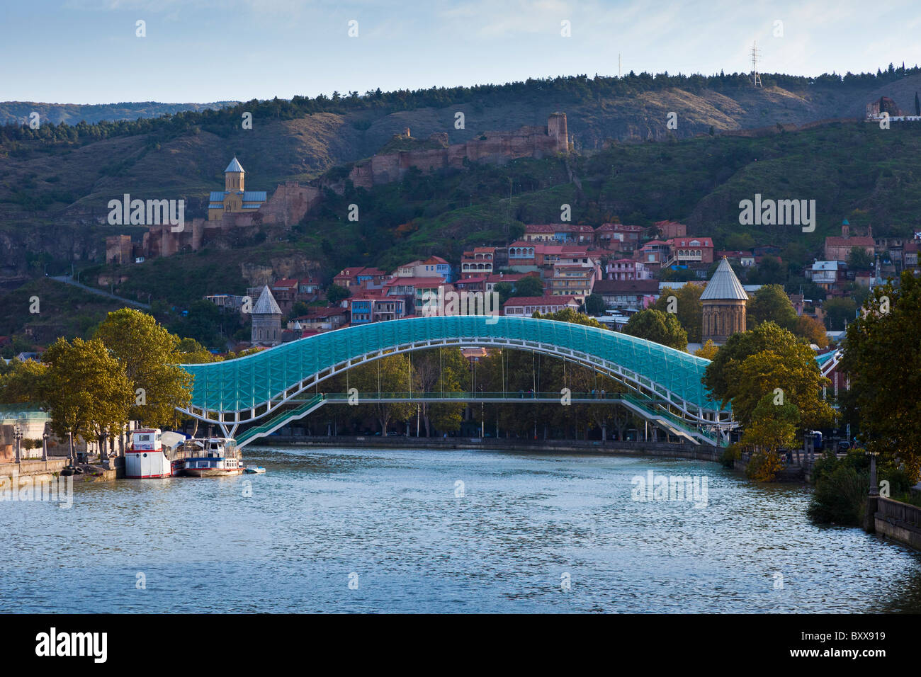 Ponte di Pace che attraversa il fiume Mtkvari Tbilisi Georgia progettato dall architetto italiano Michelle de Lucchi. JMH4061 Foto Stock