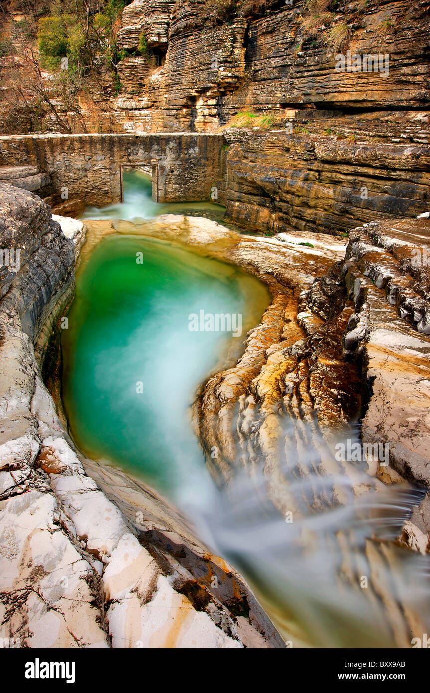 Una piscina naturale, chiamato 'Kolymbithres' o 'Ovidres' dalla gente del posto, vicino a Papigo villaggio nella regione di Zagori, Epiro, Grecia Foto Stock