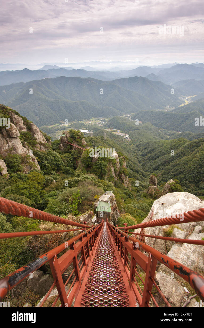 Guardando verso il basso la scalinata Samseon Daedunsan Parco Provinciale della Corea del Sud Foto Stock