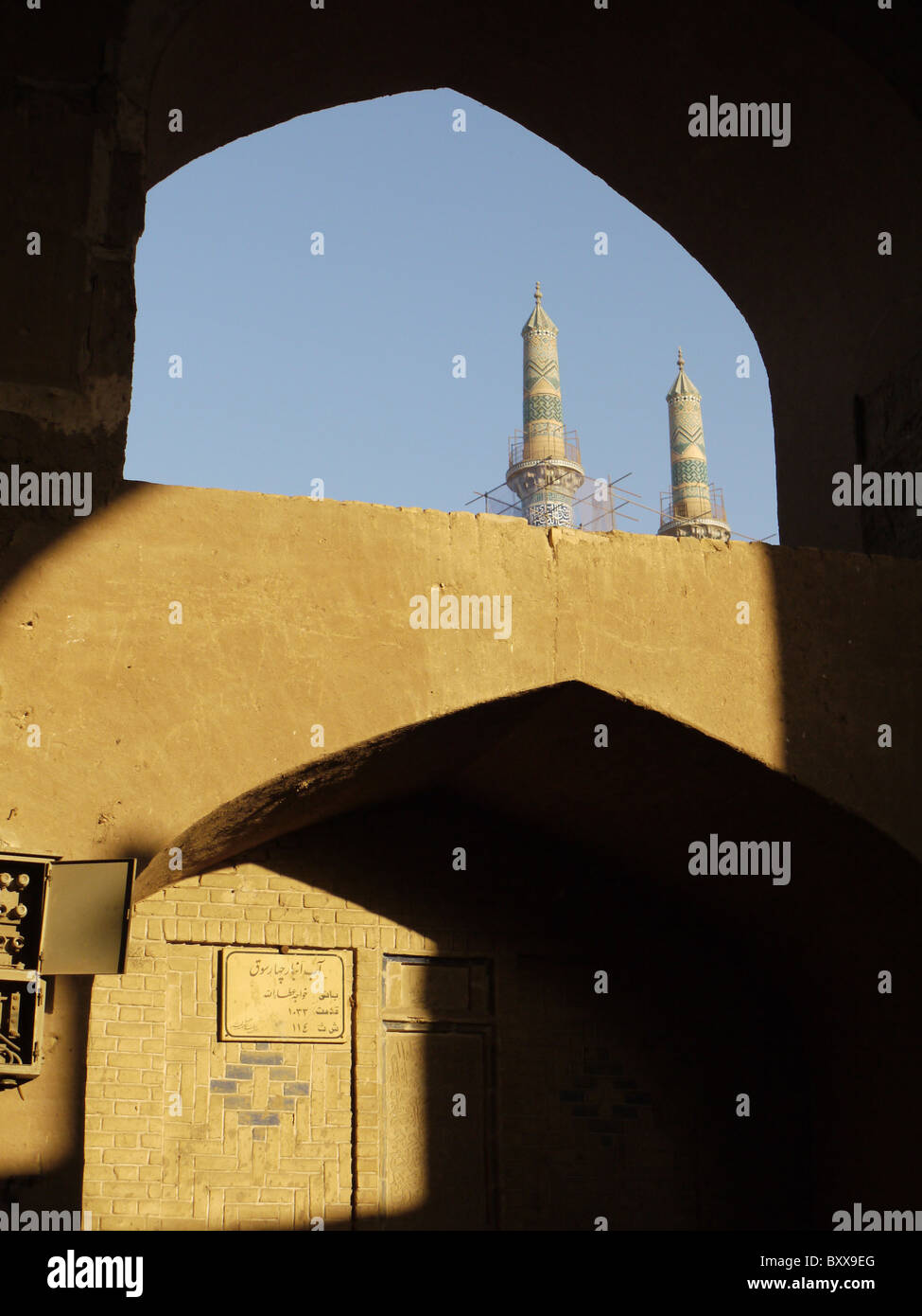 Vista della Moschea Jameh minareti, Yazd, Iran attraverso un arco Foto Stock