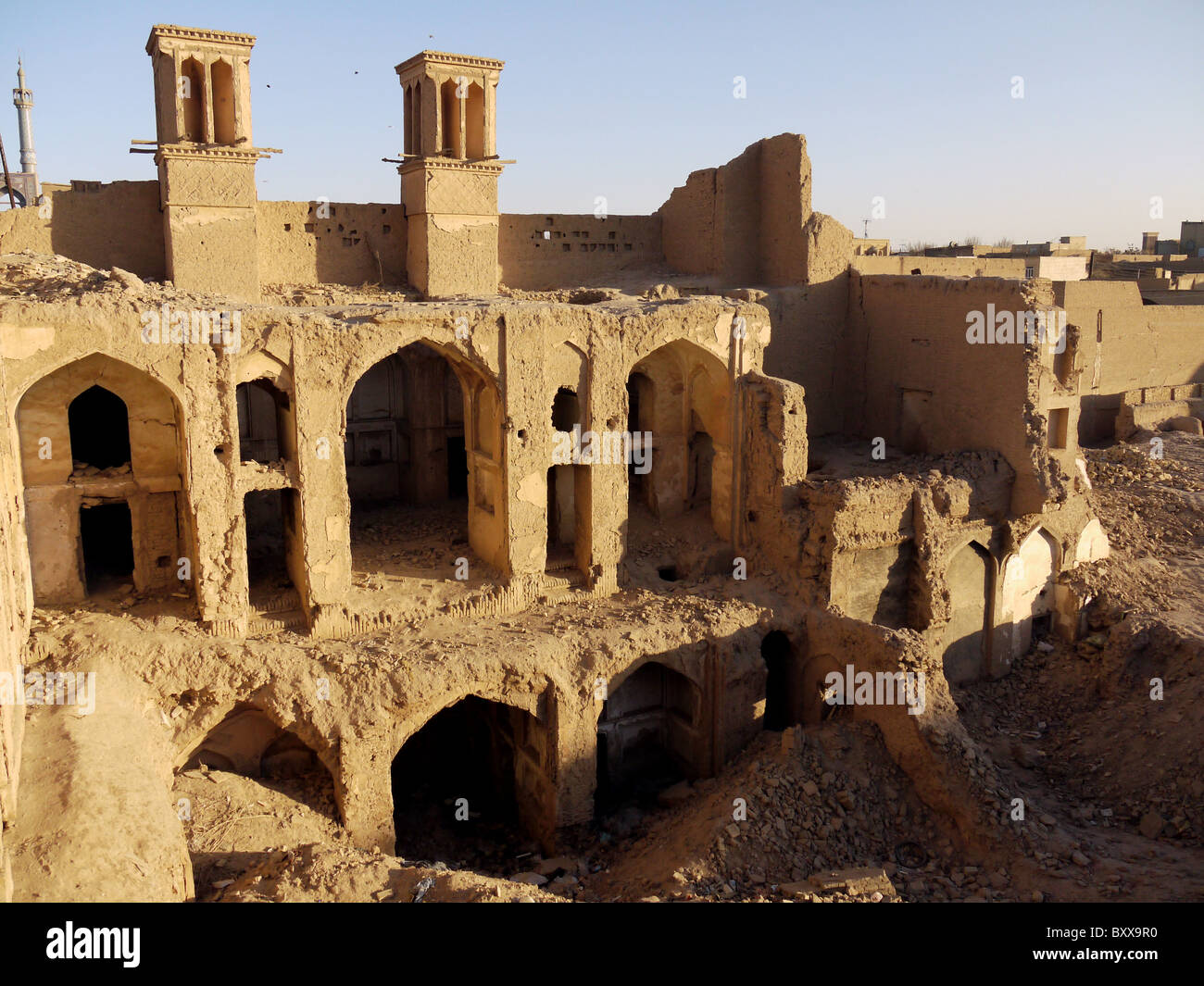 Sgretolamento di mattoni di fango in alloggiamento Yazd Iran Foto Stock