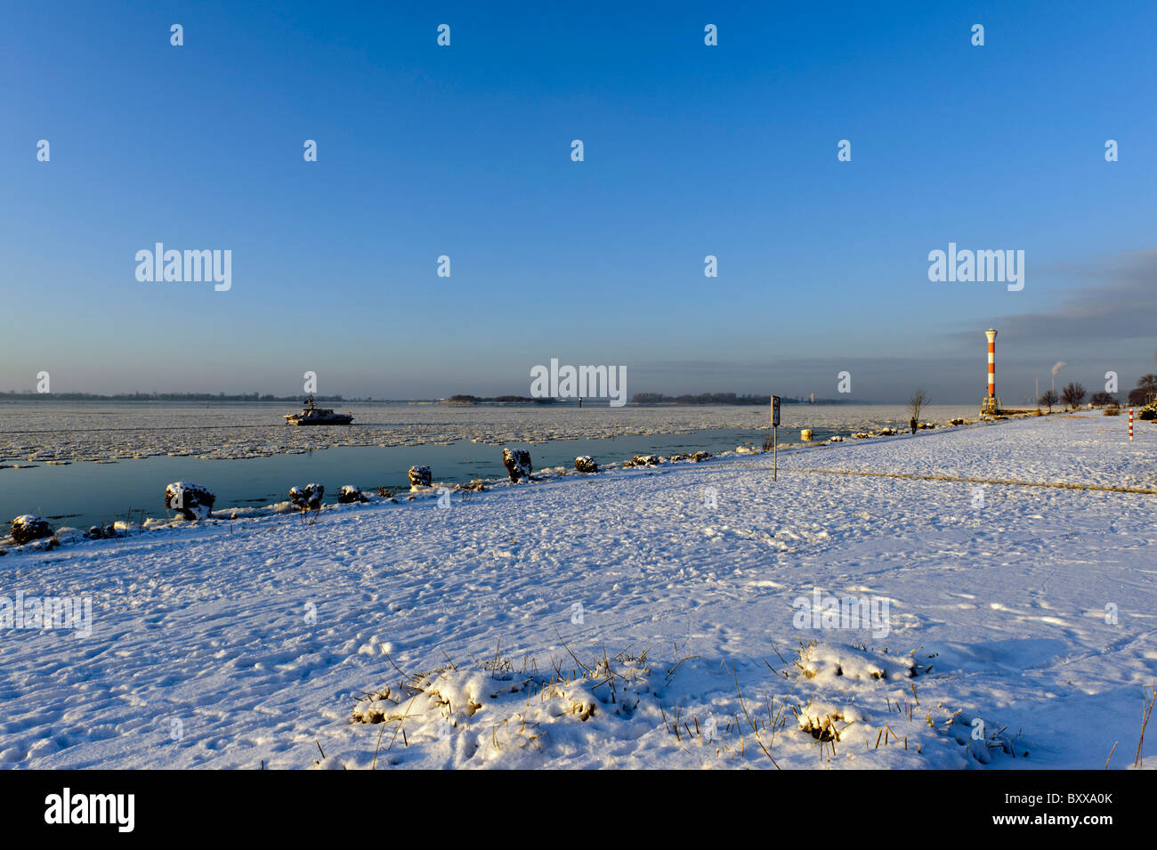 Spiaggia in inverno, sul fiume Elba, Hamburg-Blankenese, Germania Foto Stock