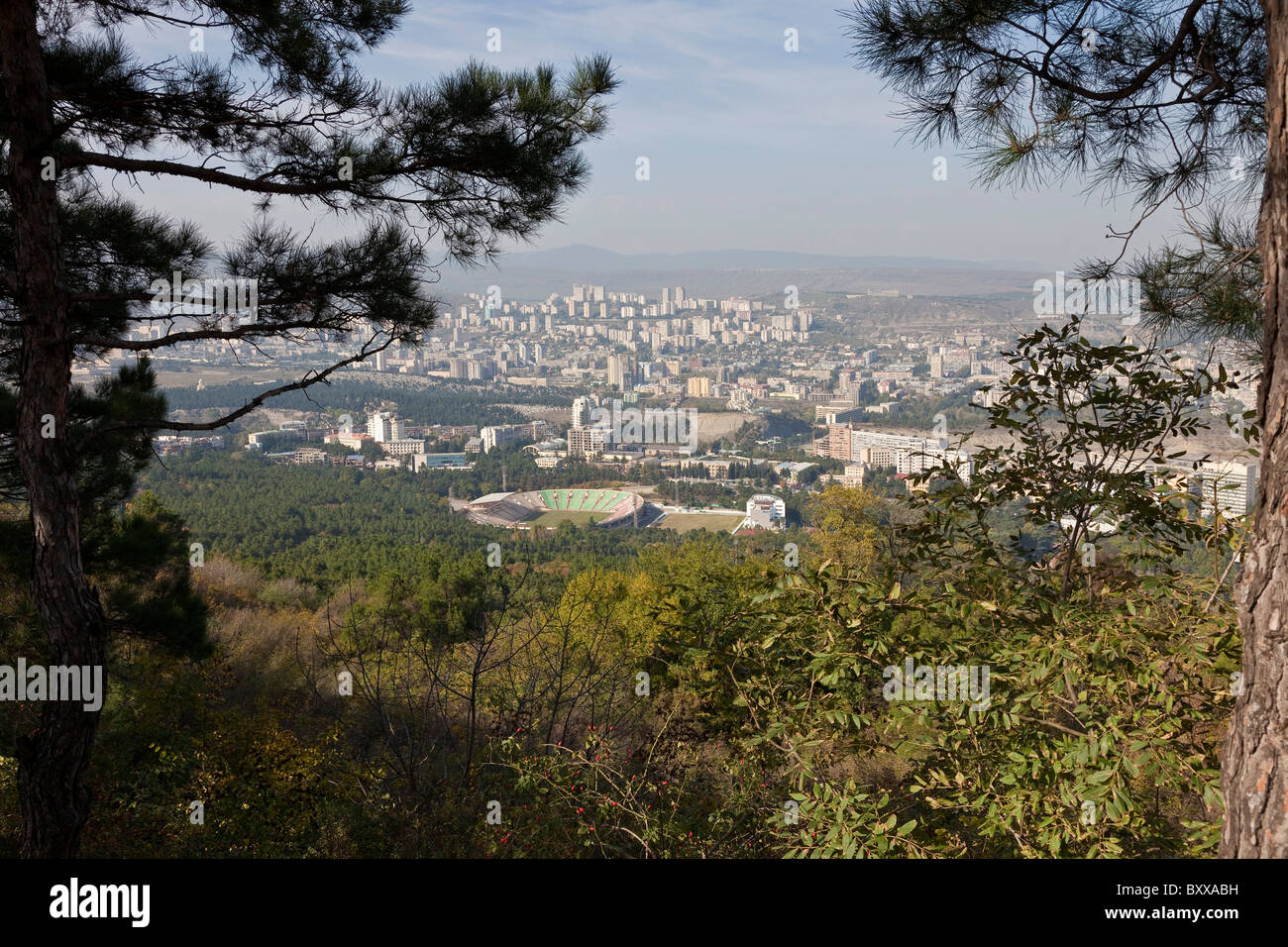 Saburtalo & distretti Vake Tbilisi Georgia con Lokomotiv georgiano federazione di calcio allo stadio di calcio da Vake Park. JMH4088 Foto Stock