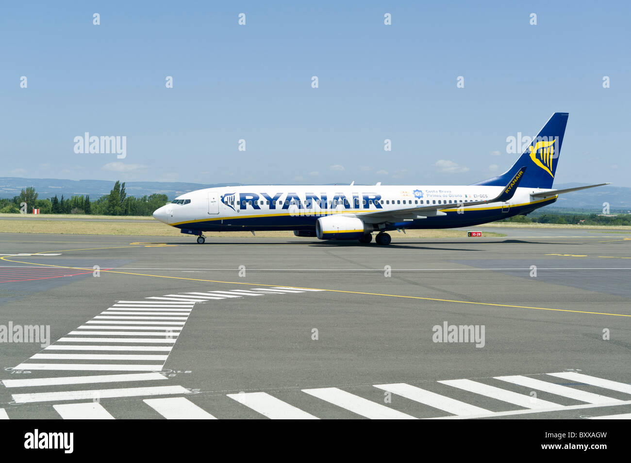 Ryanair Boeing 737-800 di atterraggio sulla pista di dall'Aeroporto di Carcassonne FRANCIA Foto Stock