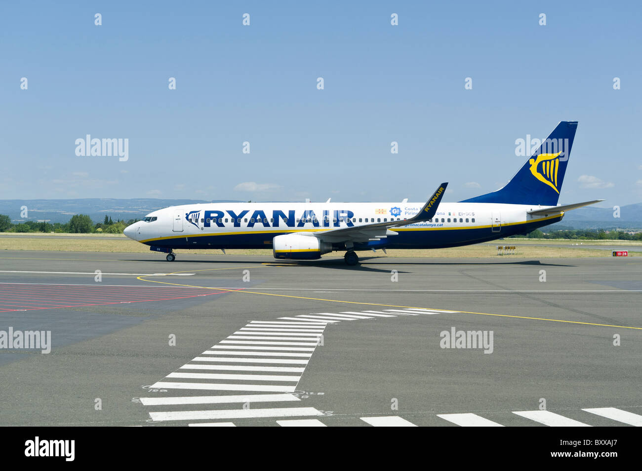 Ryanair Boeing 737-800 di atterraggio sulla pista di dall'Aeroporto di Carcassonne FRANCIA Foto Stock