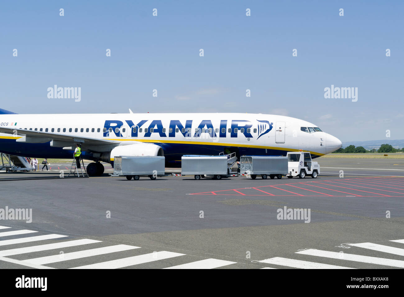 Ryanair Boeing 737-800 sulla pista a dall'Aeroporto di Carcassonne FRANCIA Foto Stock