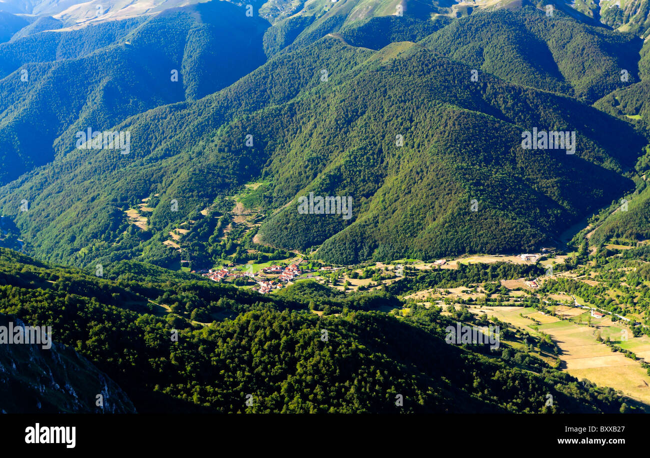 Vista verso sud dalla vetta della funivia sulle montagne a Fuente De nel Parco Nazionale Picos de Europa nel nord della Spagna Foto Stock