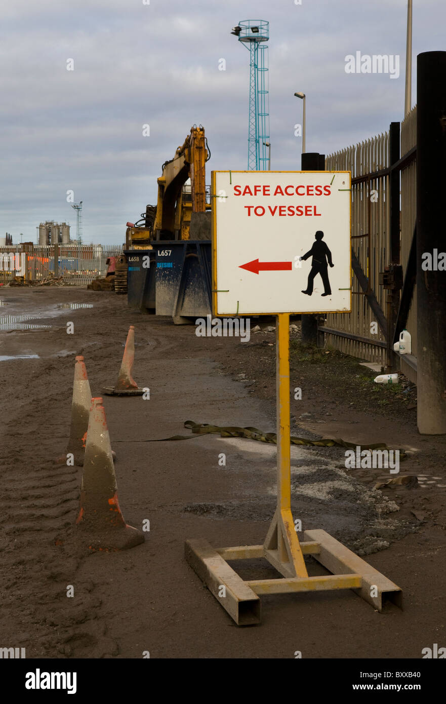 Segnale di sicurezza   un accesso sicuro al recipiente  , Liverpool, Merseyside, Regno Unito Foto Stock