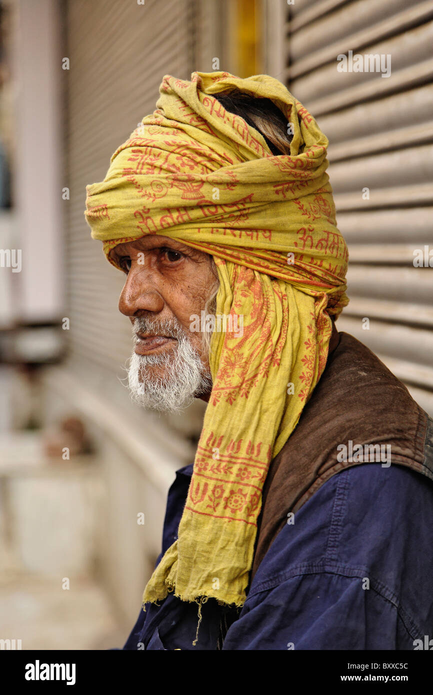 Indian uomo tra i calanchi di Delhi, India Foto Stock